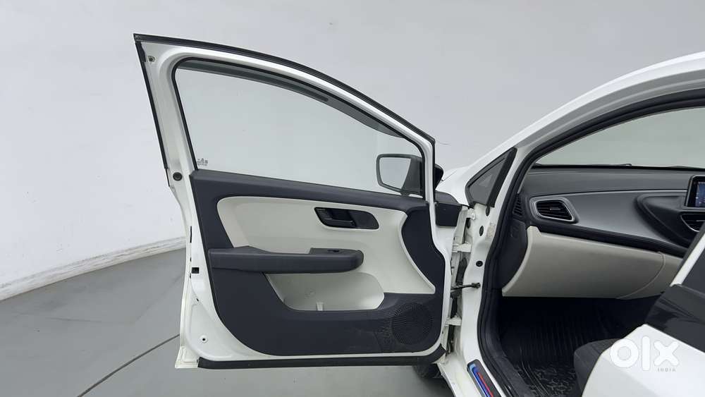 Tata Altroz 1.2 Xm Plus, 2022, Petrol