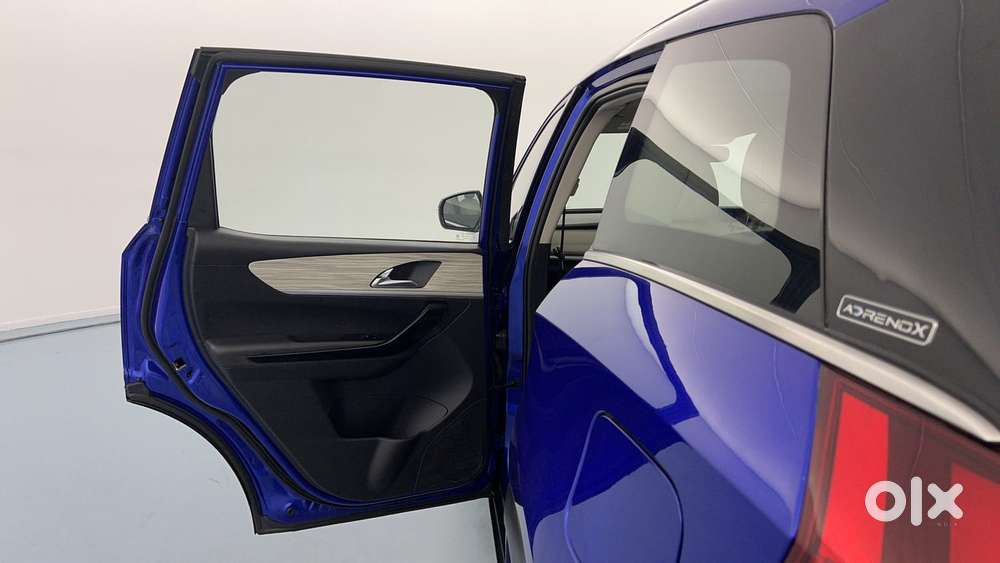 Mahindra Xuv700 2.0 Ax 7 Petrol At Luxury Pack Str, 2021, Petrol