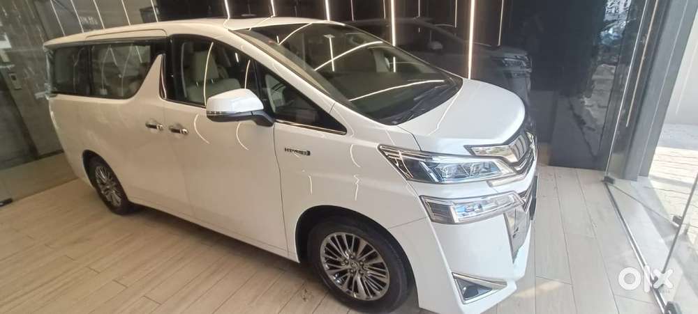 Toyota Vellfire 2.5 Executive Lounge, 2021, Cng & Hybrids