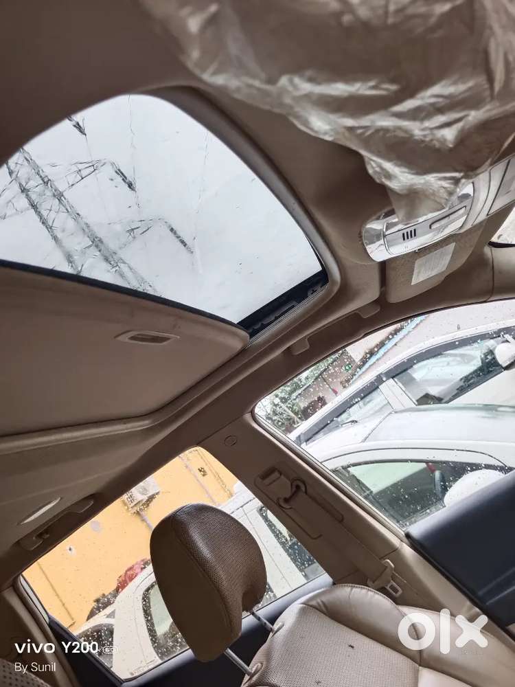 Xuv 500 W10 Sunroof Model