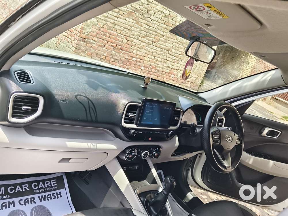Hyundai Venue Petrol 23500 Km Driven