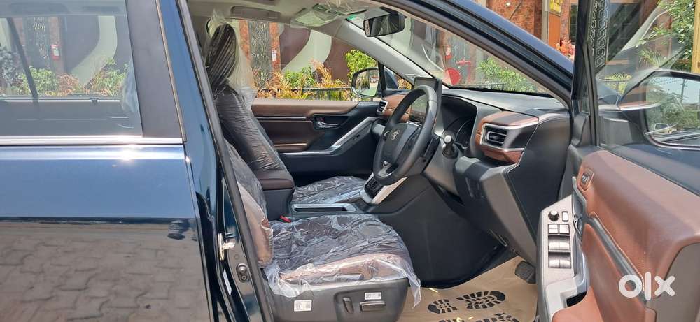 Toyota Innova Hycross 2.0 Zx Hybrid 7 Str, 2025, Petrol