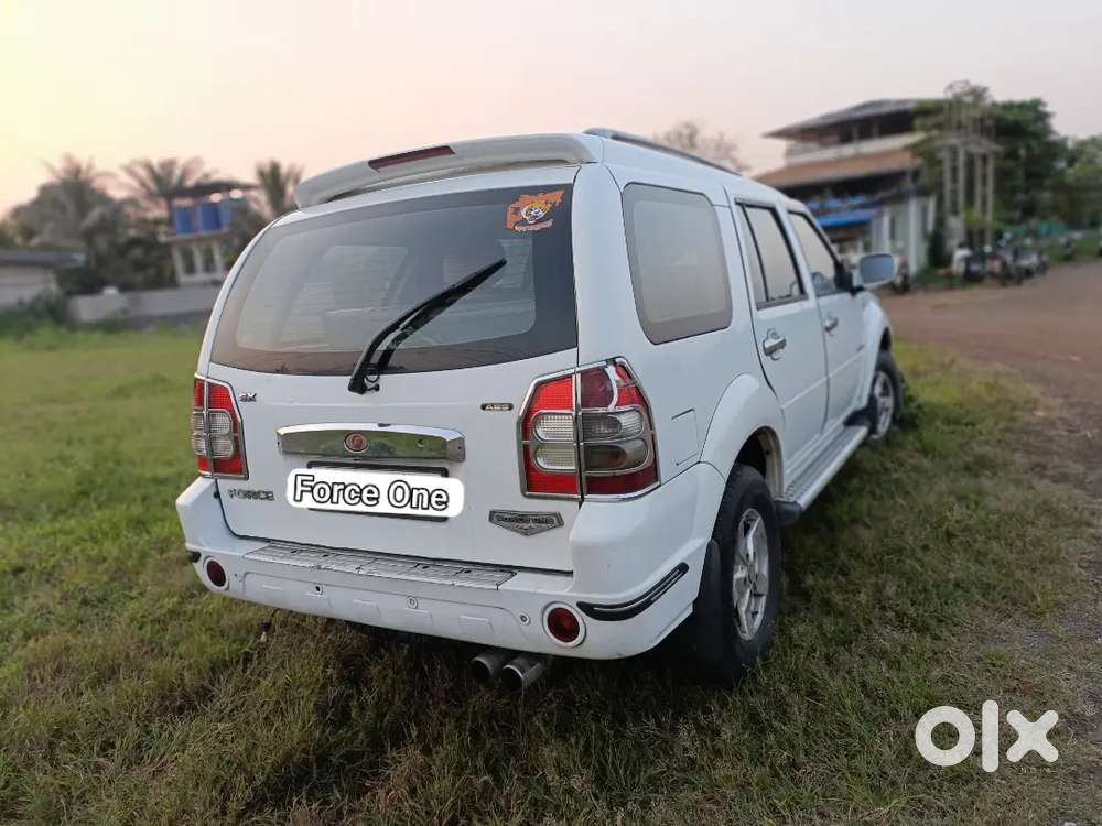 Force One Sx Top Model | 2013 | 7-seater | Diesel | White | ₹4,49,999