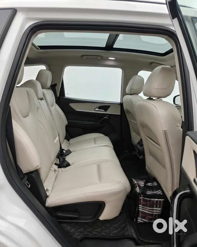 Mahindra Xuv700 2.0 Ax 7 Petrol At Str, 2025, Petrol