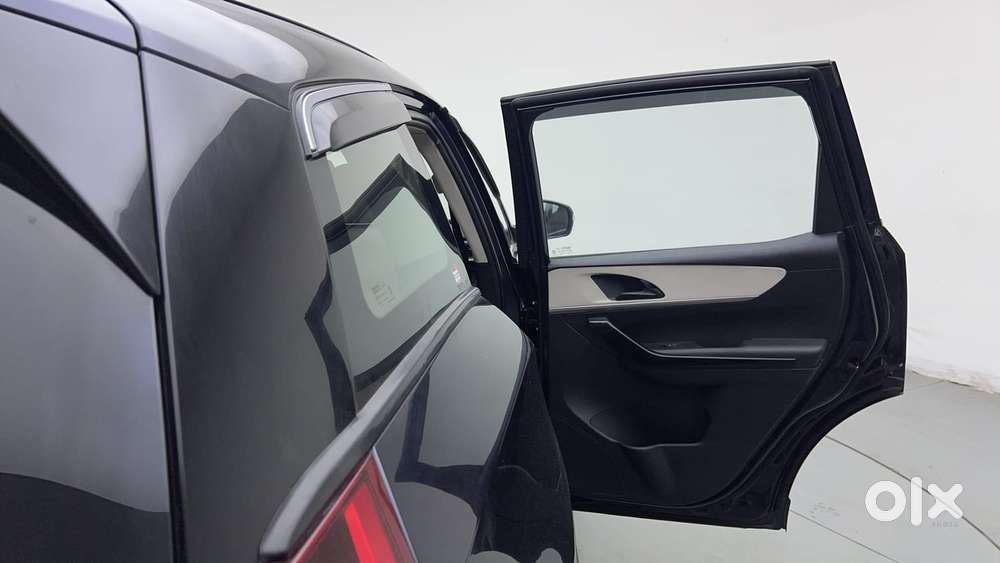 Mahindra Xuv700 2.0 Ax 5 Petrol At Str, 2022, Petrol