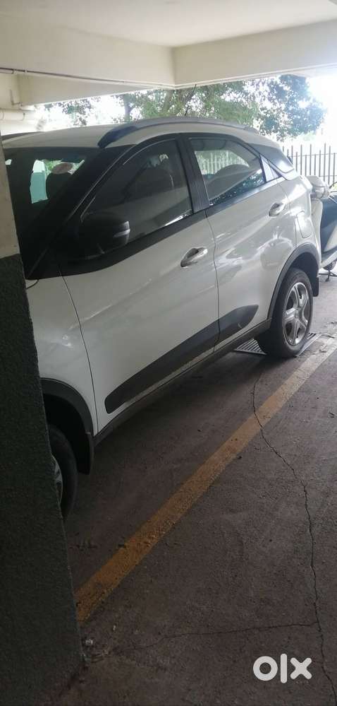 Petrol Nexon With Sunroof And 6 Gears