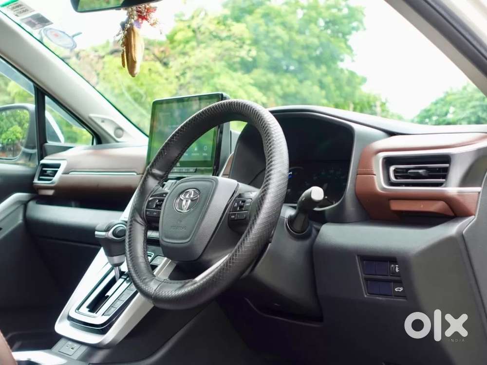 Toyota Innova Hycross 2.0 Zx Hybrid 7 Str, 2023, Petrol