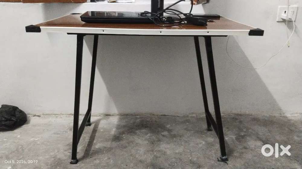Premium Wooden Study Table / Computer Table &ndash; Excellent Condition