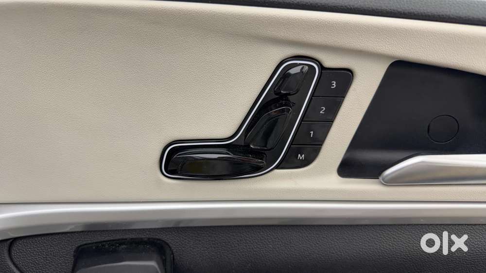 Mahindra Xuv700 2.0 Ax 7 Petrol Mt Str, 2023, Petrol