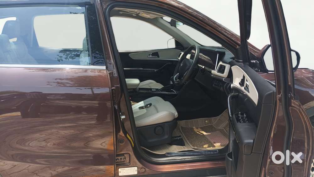 Mahindra Xuv700 2.0 Ax 7 Petrol At Luxury Pack Str, 2025, Petrol