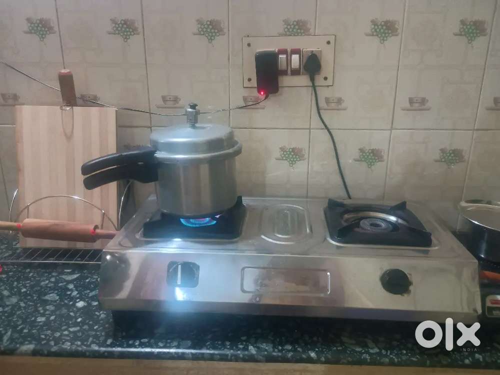 Gas stove in Excellent condition.