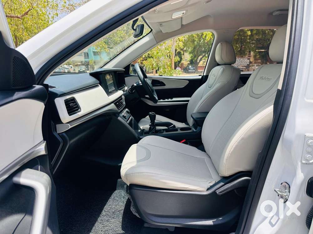 Mahindra Xuv700 2.0 Mx Petrol Mt 5 Str, 2022, Petrol
