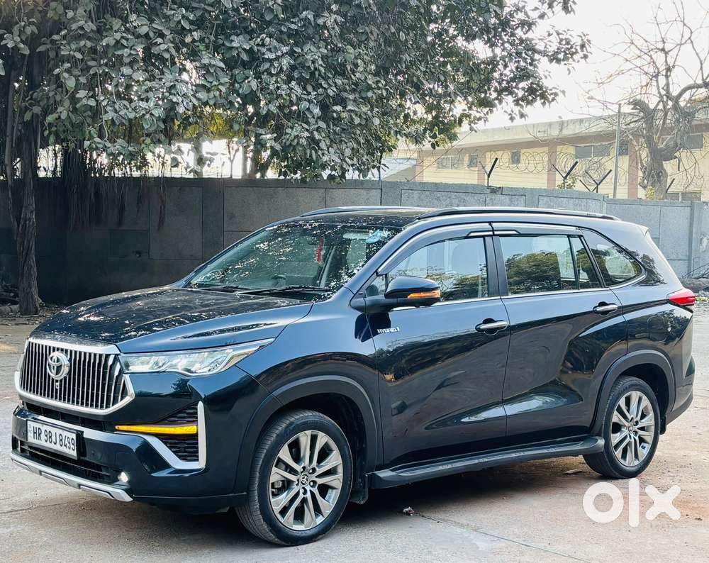 Toyota Innova Hycross