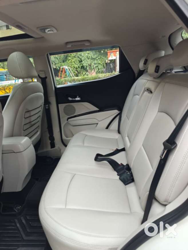 Mahindra Xuv300 1.2 W8 (o) Amt Petrol, 2023, Petrol