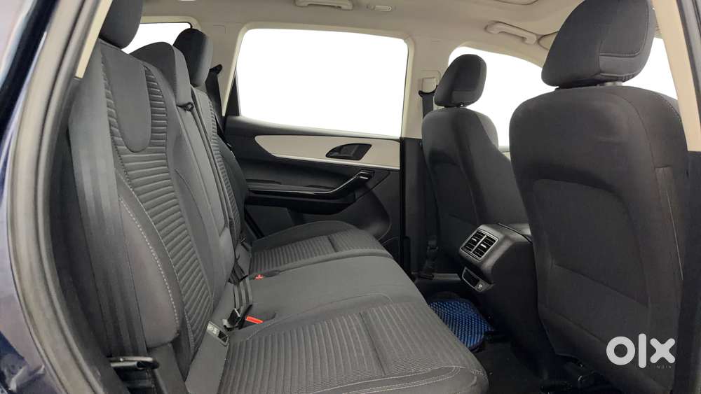 Mahindra Xuv700 2.0 Ax 5 Petrol Mt 7 Str, 2022, Petrol