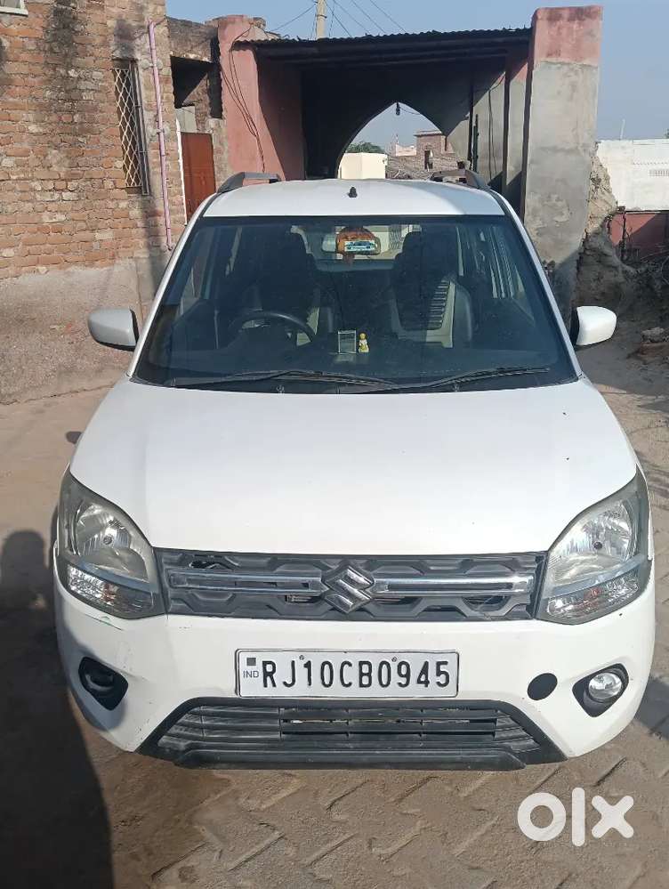 इस गाड़ी में Lcd और Back Camera लगा हुआ है और बढ़िया स्थिति में है