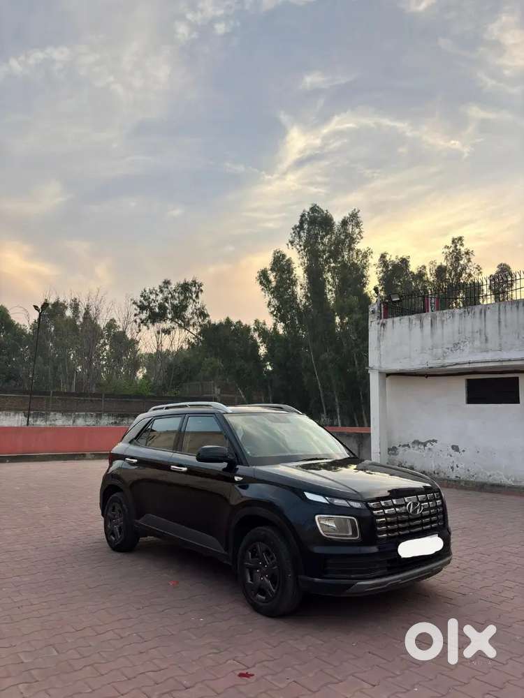Hyundai Venue 2023 Petrol Well Maintained