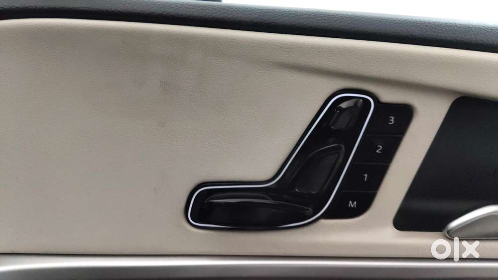 Mahindra Xuv700 2.0 Ax 7 Petrol Mt Str, 2025, Petrol