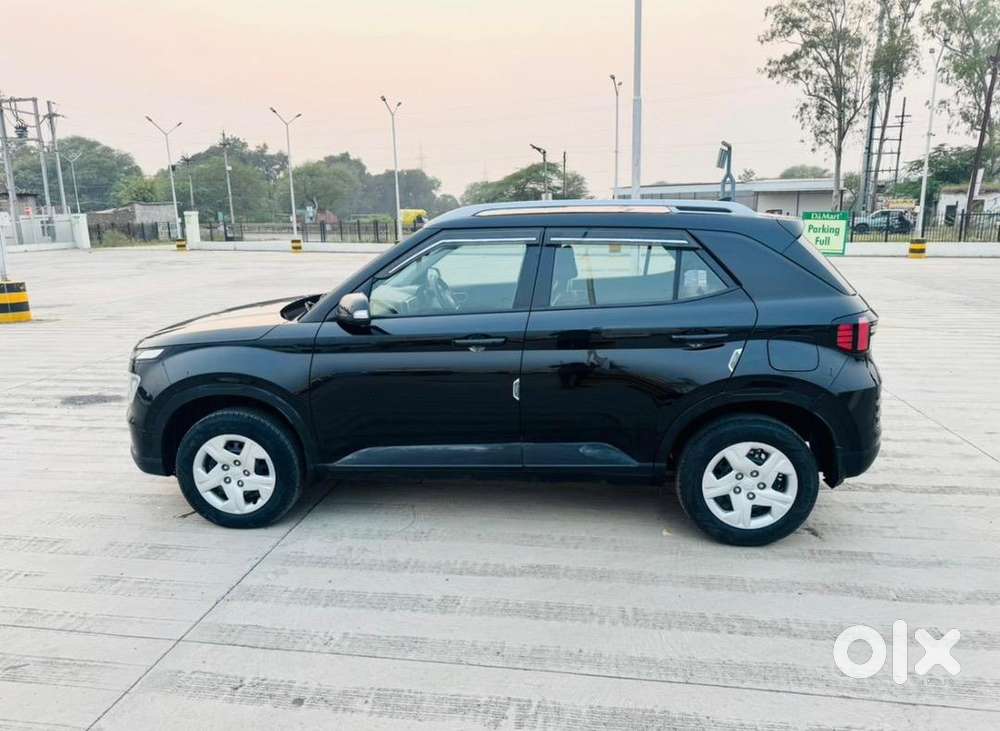 Hyundai Venue Sx Petrol Sunroof 1st Owner