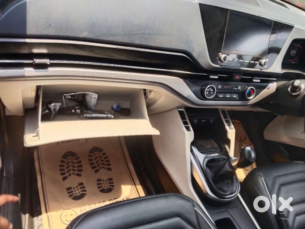 Kia Carens Gravity Edition ( Sunroof)