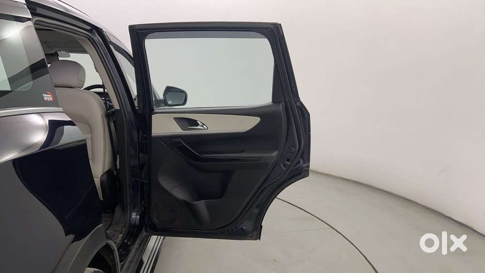 Mahindra Xuv700 2.0 Ax 7 Petrol At Luxury Pack Str, 2022, Petrol