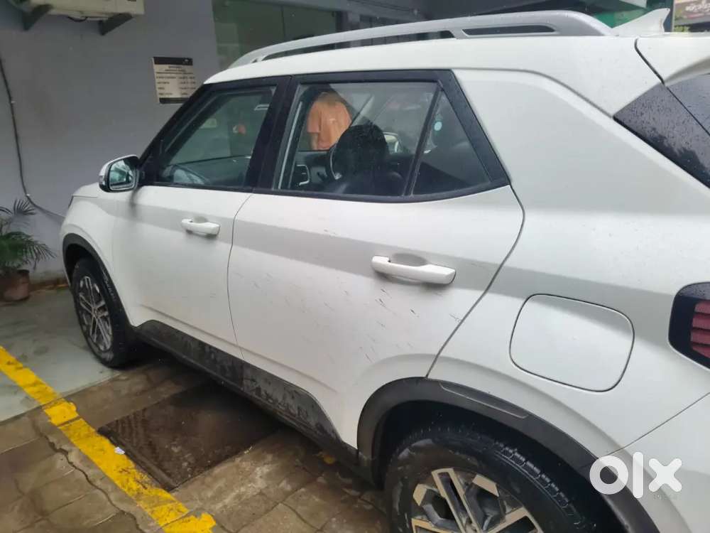 Hyundai Venue 1st Owner 2022 New Shape White Colour