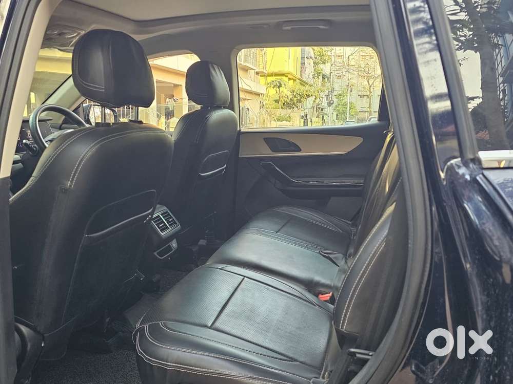 Mahindra Xuv700 2.0 Ax 5 Petrol Mt 7 Str, 2022, Petrol