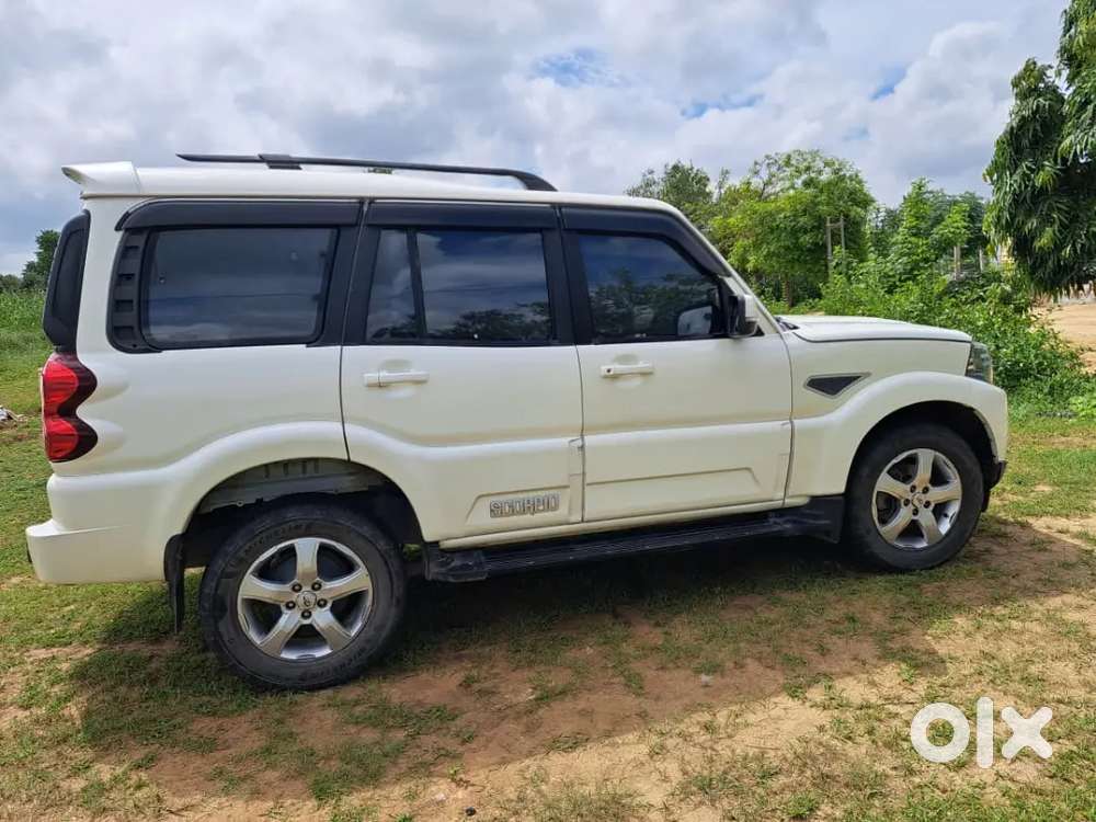 Mahindra Scorpio S11