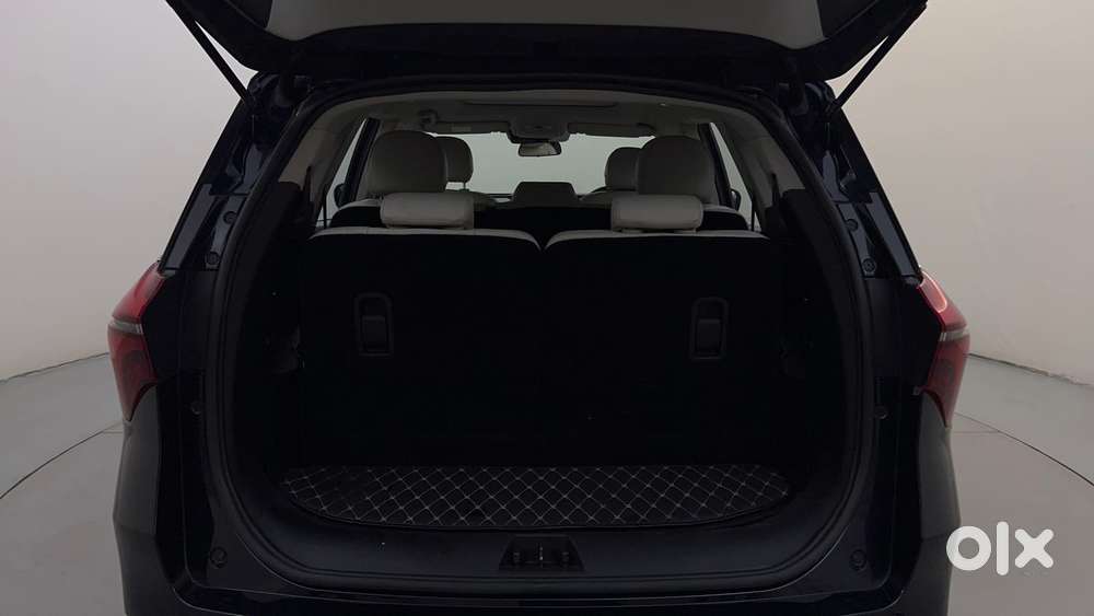 Mahindra Xuv700 2.0 Ax 7 Petrol Mt Str, 2025, Petrol