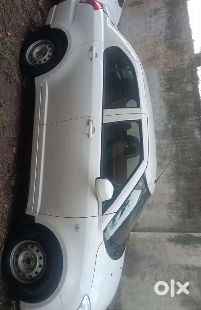 Showroom Condition Maruti Swift Desire  Reg 2 Nov  2015 For Sale.