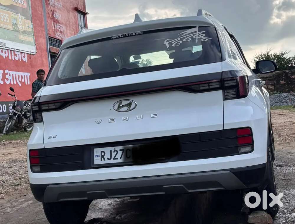 Hyundai Venue 2023 Petrol 50700 Km Driven