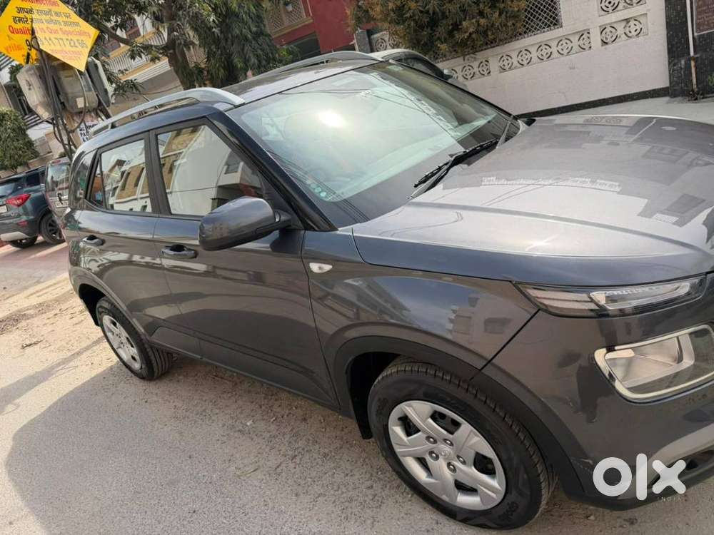 Hyundai Venue 2021 Petrol 8800 Km Driven
