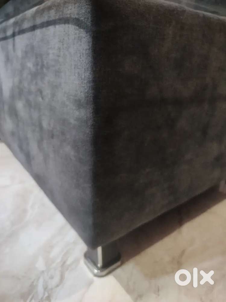 Dark Gray Tufted Ottoman Bench with Glass Top &ndash; Good Condition&rdquo;