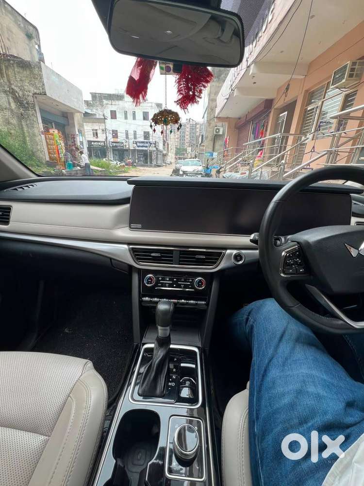 2026 Mahindra Xuv700 Ax7 At Luxury | Petrol | 14,200 Km | 2024 Make