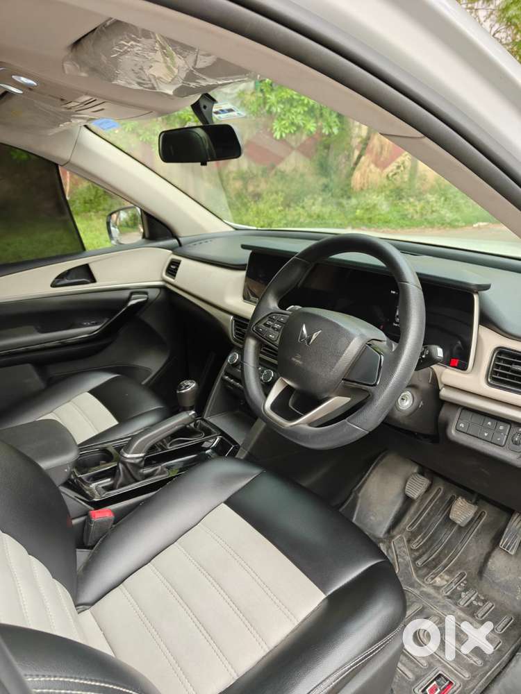 Mahindra Xuv700 2.0 Ax 5 Petrol At Str, 2023, Petrol