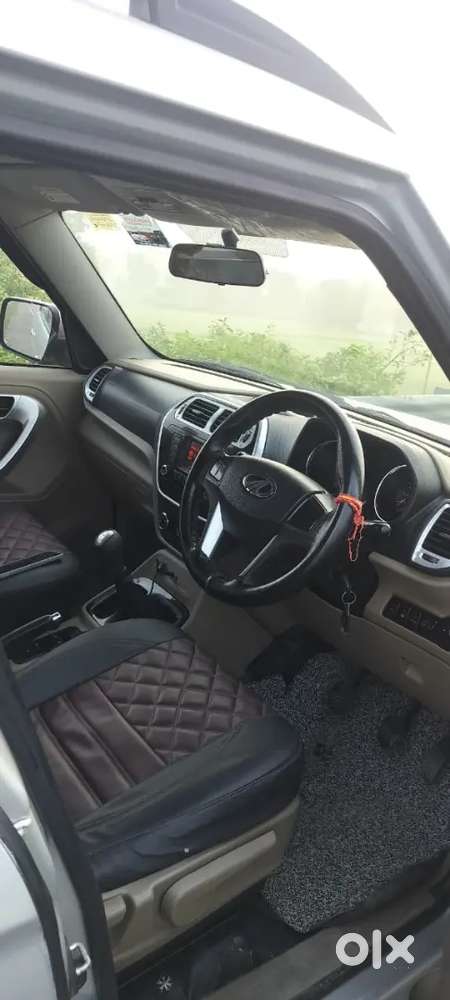 Mahindra Tuv 300 2017 Top Modal