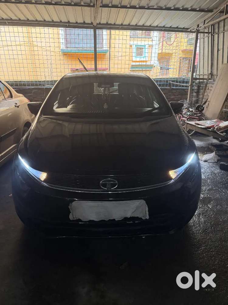 Tata Altroz Dark Petrol 2023