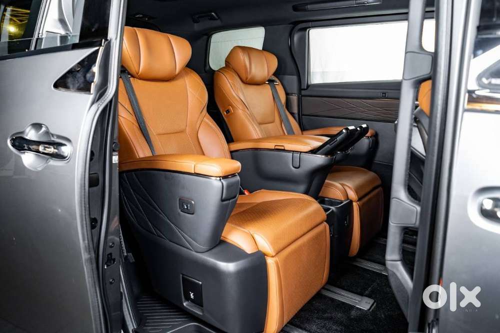 Toyota Vellfire 2.5 Executive Lounge, 2023, Petrol