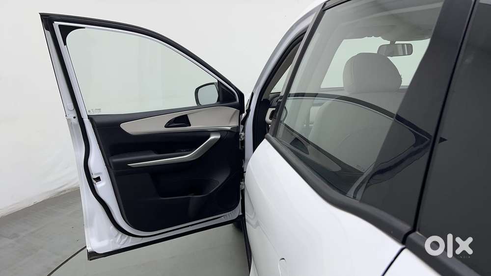 Mahindra Xuv700 2.0 Ax 5 Petrol Mt 7 Str, 2024, Petrol