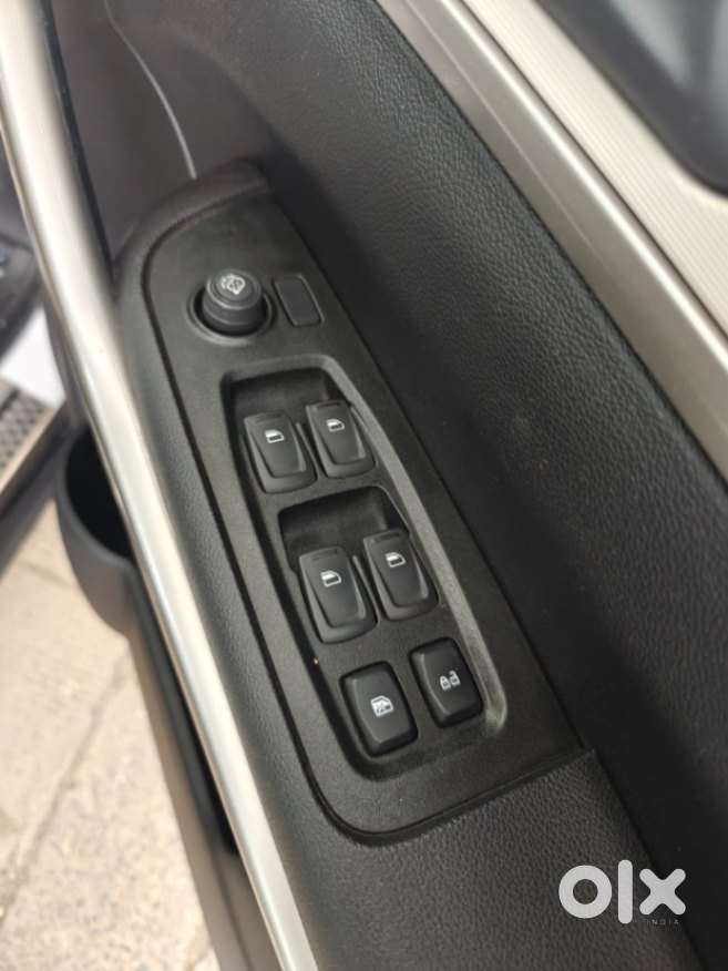 Mahindra Xuv700 2.2 Ax 5 Diesel At 7 Str, 2025, Diesel