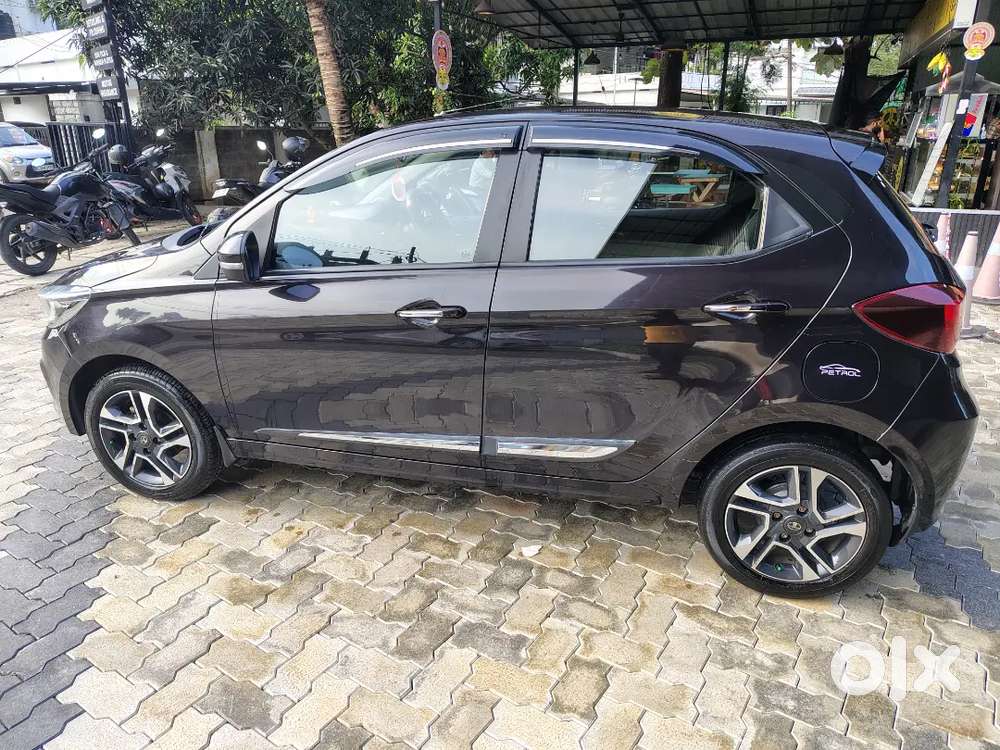 Tata Tiago Midnight Plum Color (2022)