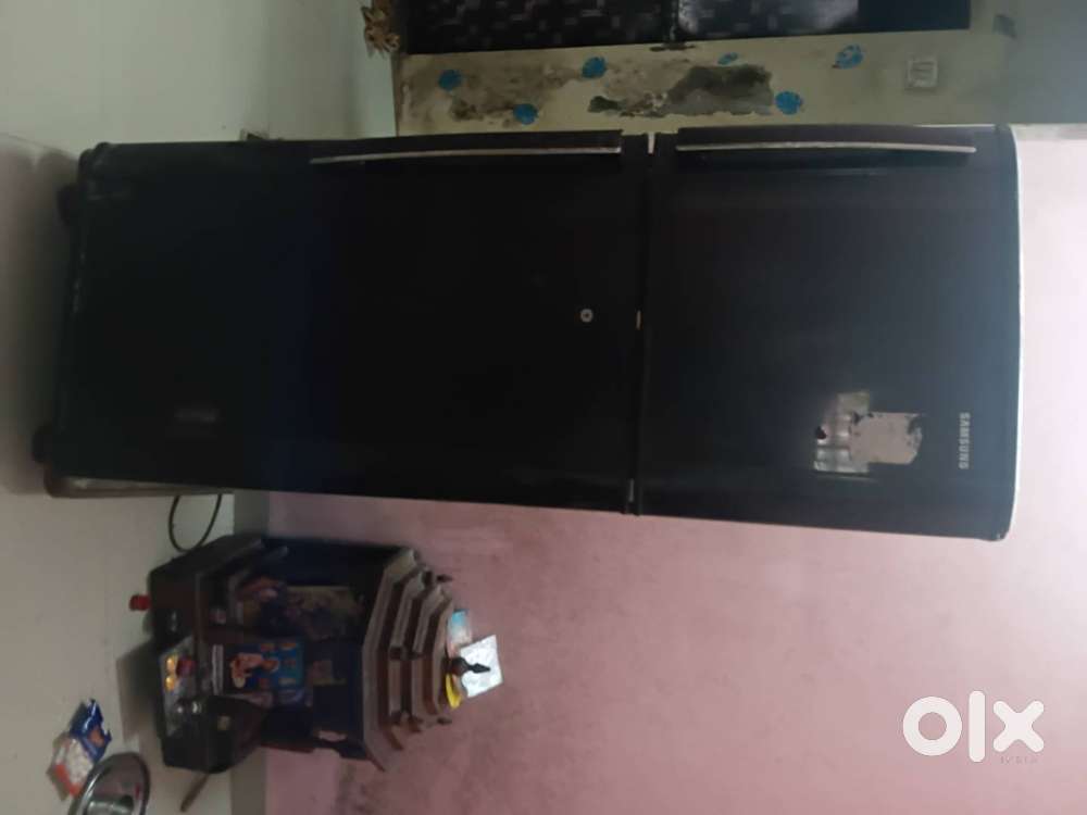 Samsung10-Year-Old Refrigerator in Good Working Condition &ndash; Quick Sale