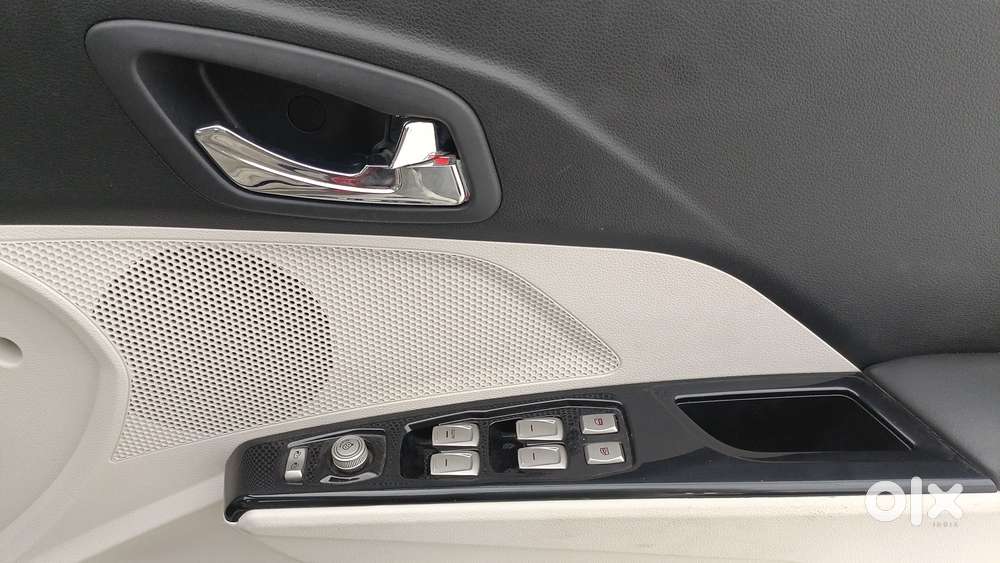 Mahindra Xuv300 1.2 W8 (o) Amt Petrol, 2022, Petrol