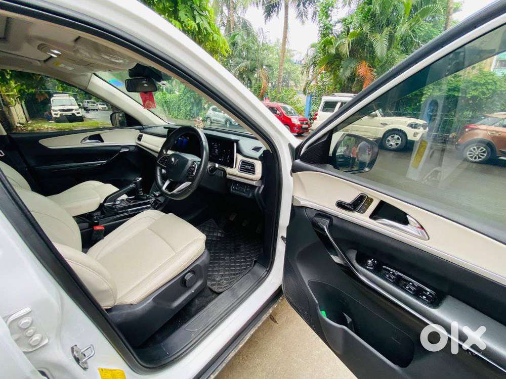 Mahindra Xuv700 2.0 Ax 7 Petrol Mt Str, 2022, Petrol
