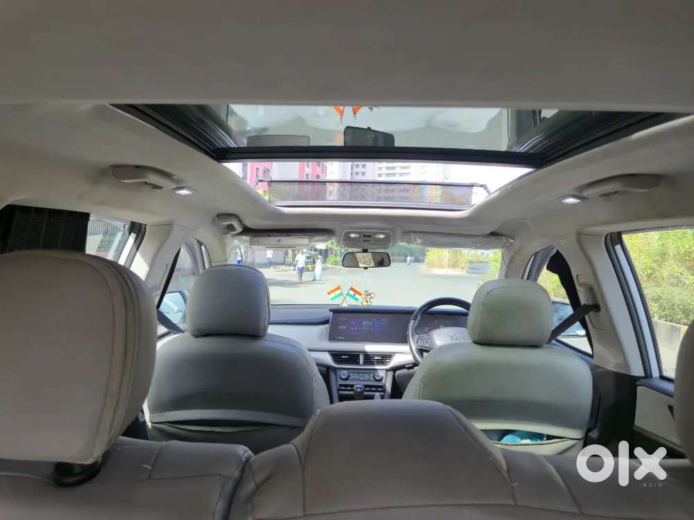 Mahendra Xuv700 Ax5 5seater