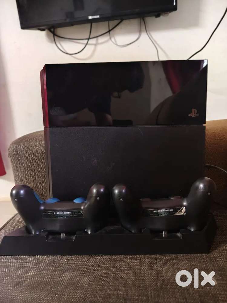 PS4 (PlayStation 4)