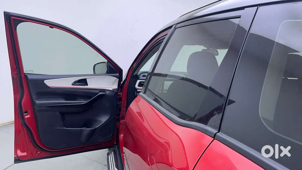 Mahindra Xuv700 2.0 Ax 5 Petrol At Str, 2023, Petrol