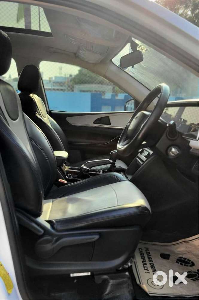 Mahindra Xuv700 2.0 Ax 5 Petrol Mt 7 Str, 2024, Petrol