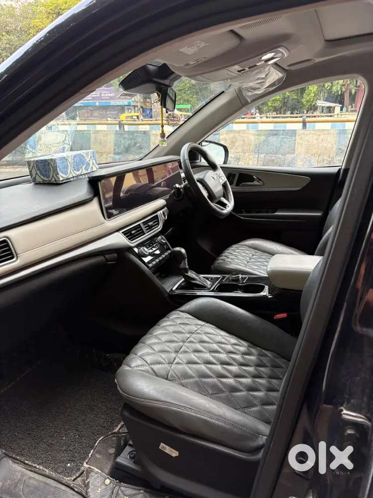 Mahindra XUV700 2022 Petrol Well Maintained with leather seats