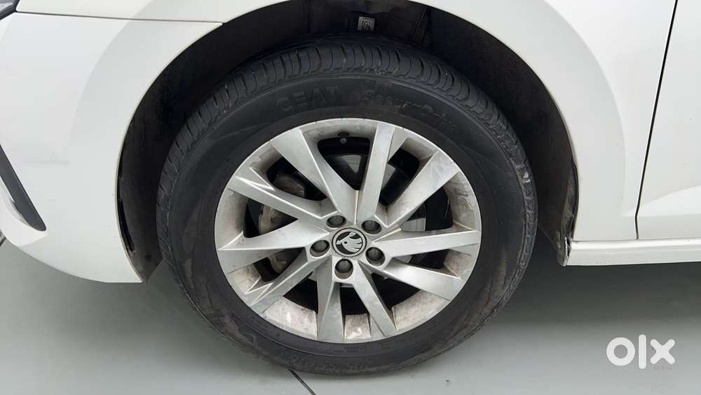 Skoda Slavia Ambition 1.0l Tsi At, 2023, Petrol